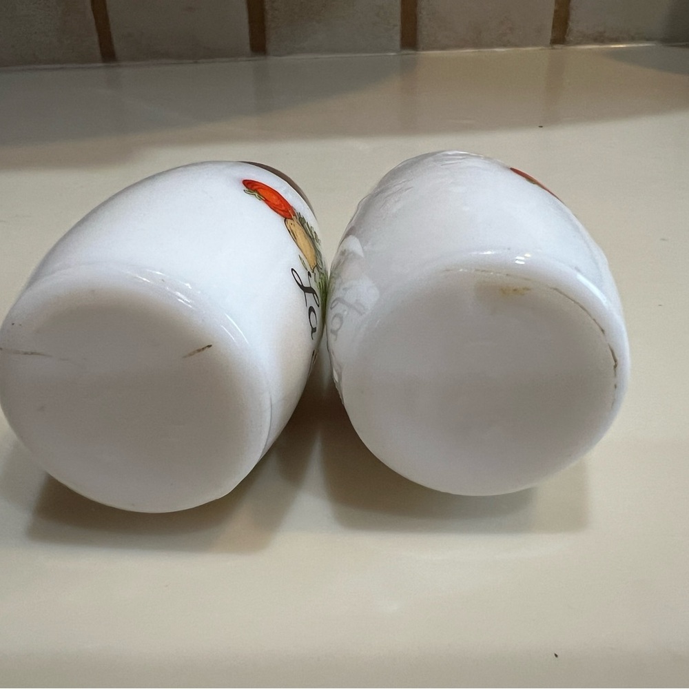 Corningware White and Brown Salt and Pepper Shakers - Picture 4 of 5